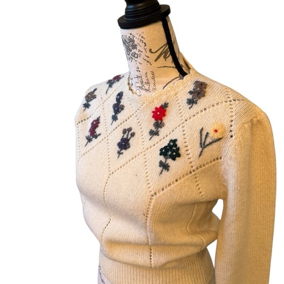 VINTAGE Woolrich Floral Embroidered Cream Sweater - Picture 4 of 14